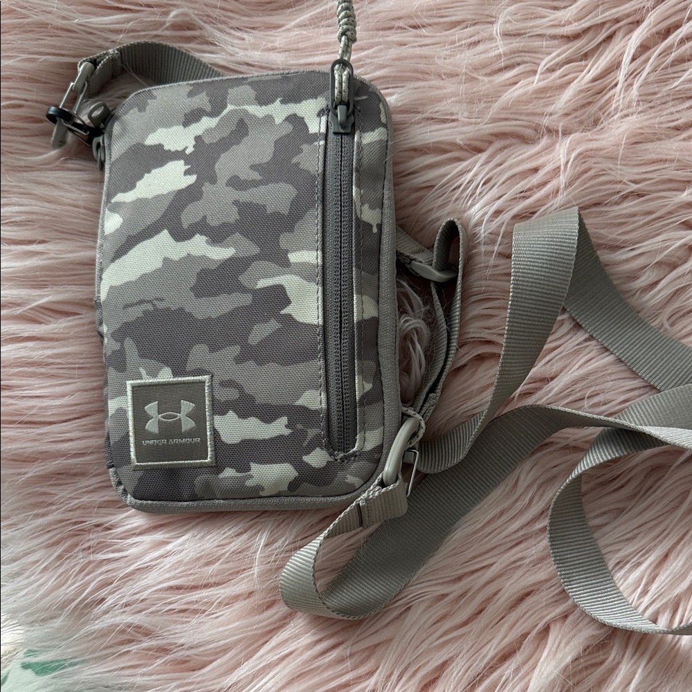 Under Armour Belt or crossbody bag in Gray Camo